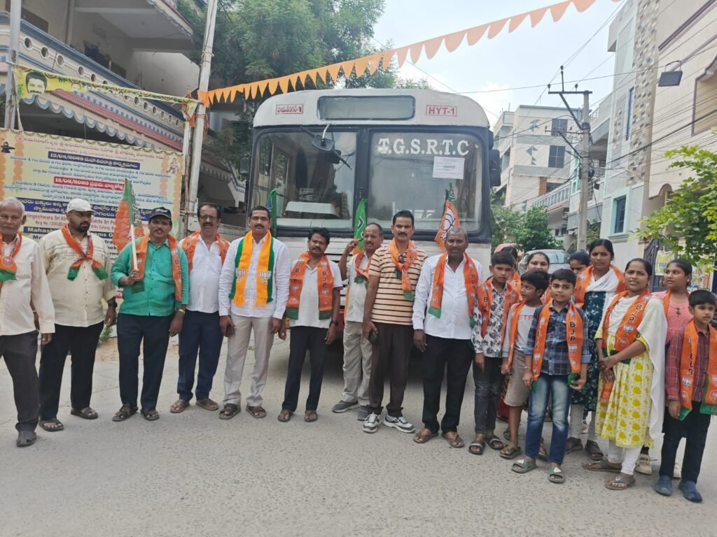ప్రధాని మోదీ సభ విజయవంతం చేయాలని బయలుదేరిన బీజేపీ నాయకులు