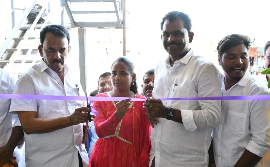హోటల్ ఓపెనింగ్ కార్యక్రమంలో మంత్రి జూపల్లి ఎమ్మెల్యే తుడిమేగారెడ్డి*