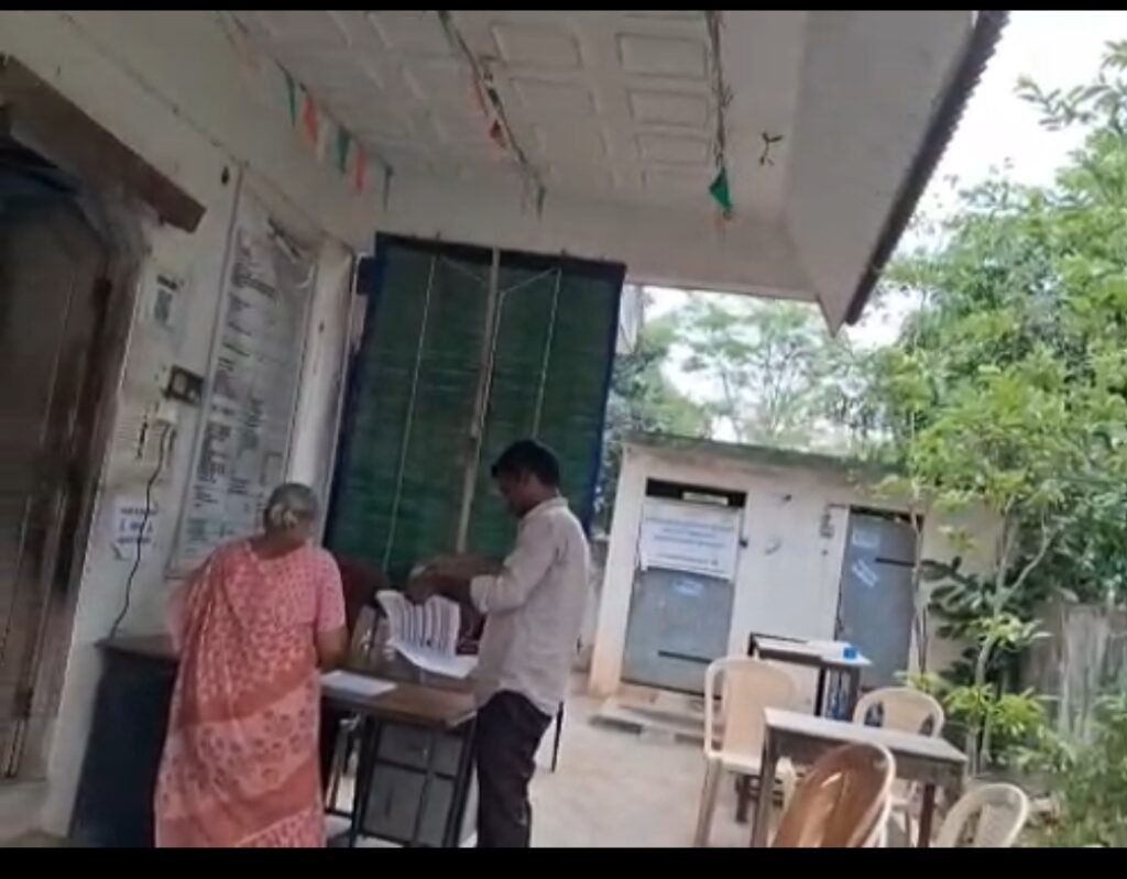 జంగారెడ్డిగూడెం సబ్ రిజిస్టర్ తీరే సప రేట<br><br>ఏజెంట్లు దళారులు ద్వారా అక్రమ వసూళ్లు<br><br>వృద్ధులు అయినా కనికరము ఉండదు<br>