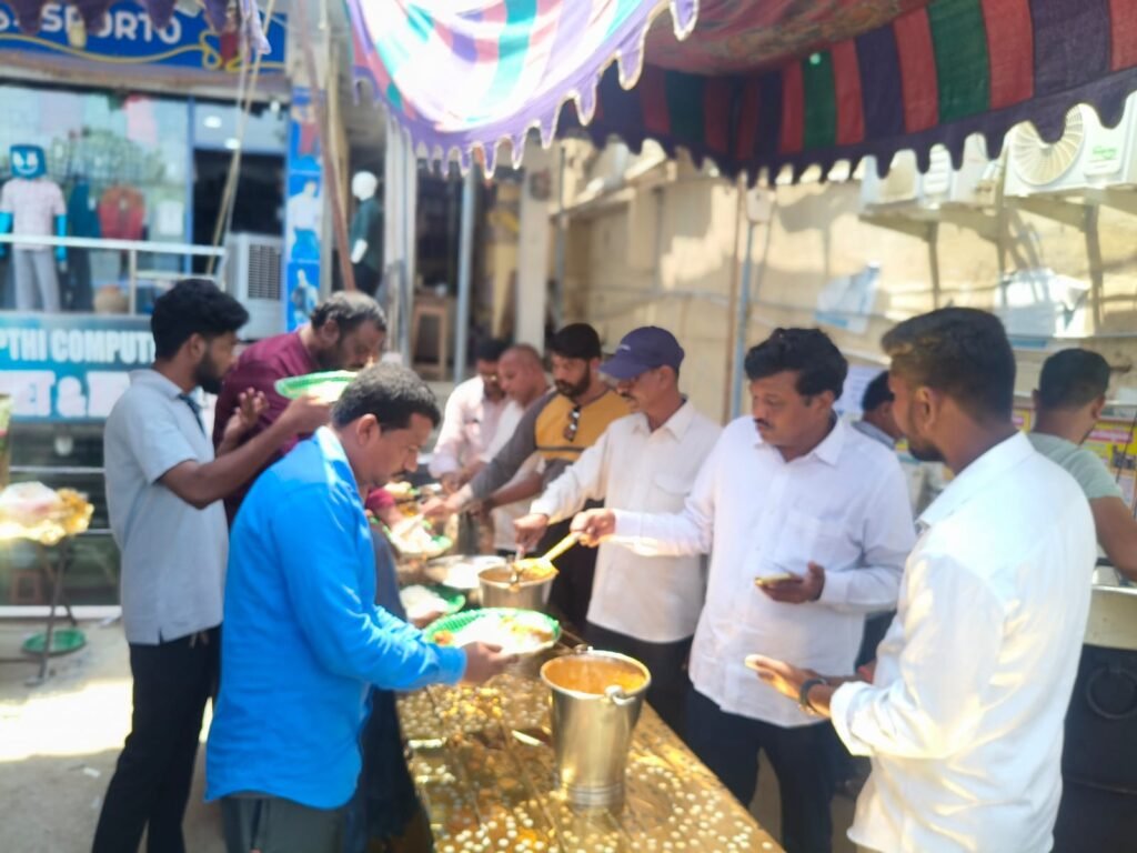 ఘట్కేసర్లో ఆర్యవైశ్య సంఘం ఆధ్వర్యంలో అమావాస్య అన్నదాన కార్యక్రమం