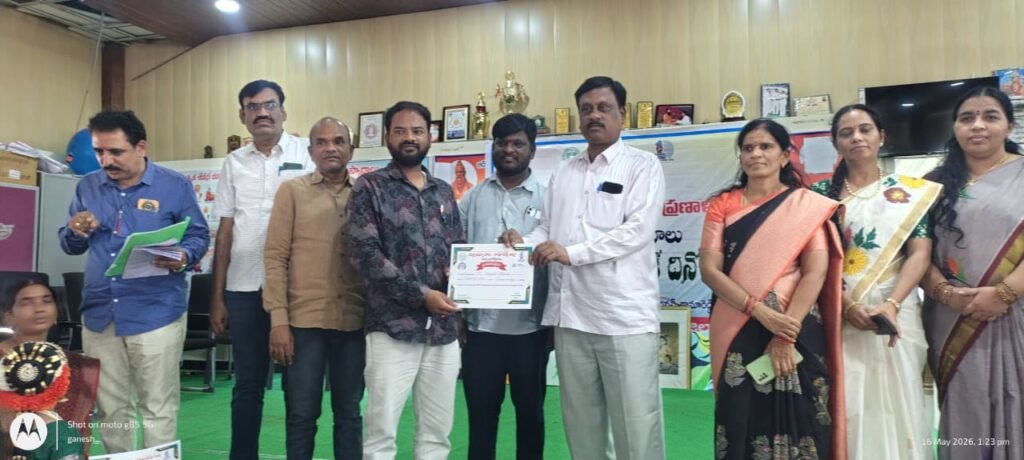 విద్యా వారోత్సవాల్లో జిల్లా స్థాయి ఉత్తమ ప్రతిభ అవార్డు పొందిన సిహెచ్. గణేష్ <br>