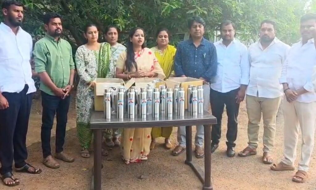 పండ్ల మరియు వివిధ వ్యాపారస్తులకు స్టీల్ వాటర్ బాటిళ్ల పంపిణీ