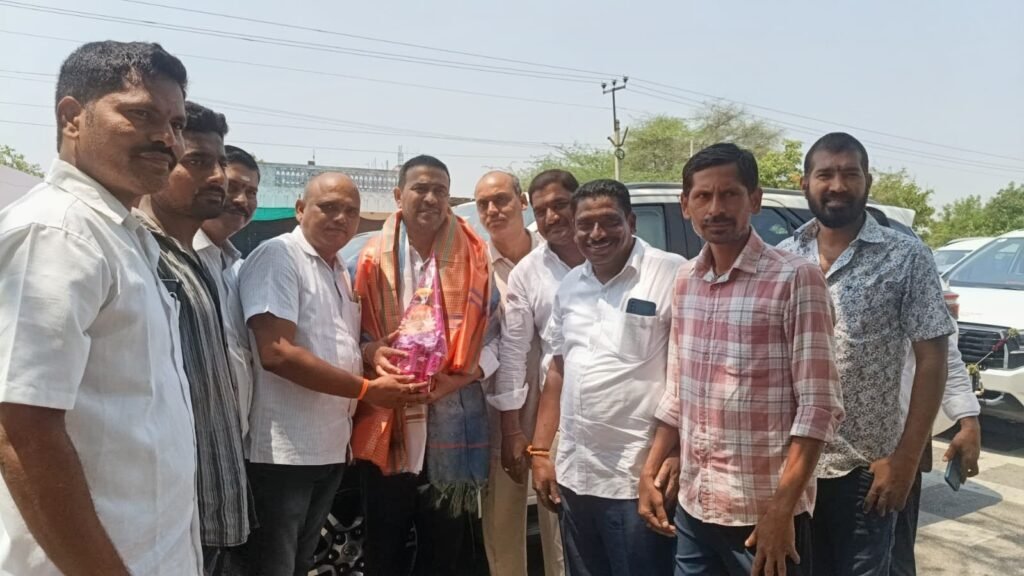 బెజ్జంకి క్రాసింగ్ వద్ద బొమ్మ శ్రీరామ్ చక్రవర్తికి ఘన స్వాగతం  పలికిన -బెజ్జంకి మండల మున్నూరు కాపు సంఘం సభ్యులు