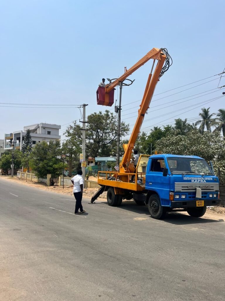 పోచారం డివిజన్‌లో ఐమాక్స్ లైట్ల మరమ్మతులు వేగవంతం