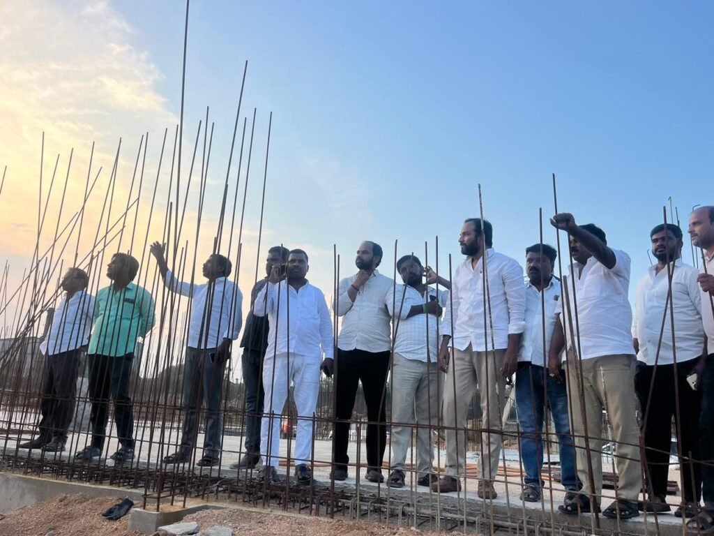 అంతర్జాతీయ ప్రమాణాలతో ఇంటిగ్రేటెడ్ పాఠశాల నిర్మాణం – కొందుర్గు ప్రజలకు విద్యా వరం   కొందుర్గు మండల కేంద్రంలో రాష్ట్ర ప్రభుత్వం సుమారు రూ.200 కోట్ల వ్యయంతో నిర్మిస్తున్న ఇంటిగ్రేటెడ్ పాఠశాల పనులు వేగంగా కొనసాగుతున్నాయని మండల కాంగ్రెస్ పార్టీ అధ్యక్షుడు కే. పురుషోత్తం రెడ్డి తెలిపారు