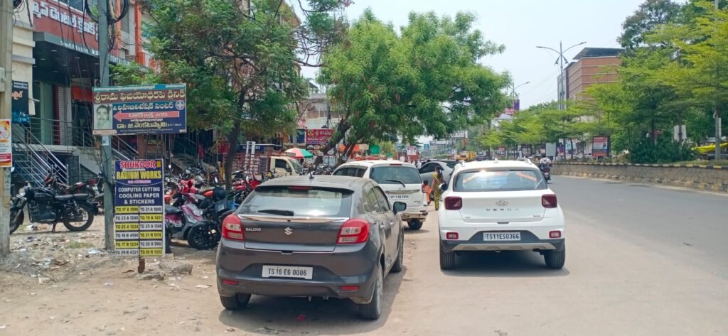కామారెడ్డిలో ఇష్టారాజ్యంగా పార్కింగ్‌.. ట్రాఫిక్‌కు తీవ్ర అంతరాయం<br>
