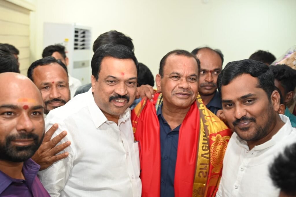 మంత్రి కోమటిరెడ్డి వెంకట్ రెడ్డికి జన్మదిన శుభాకాంక్షలు తెలిపిన వేముల మహేశ్ గౌడ్