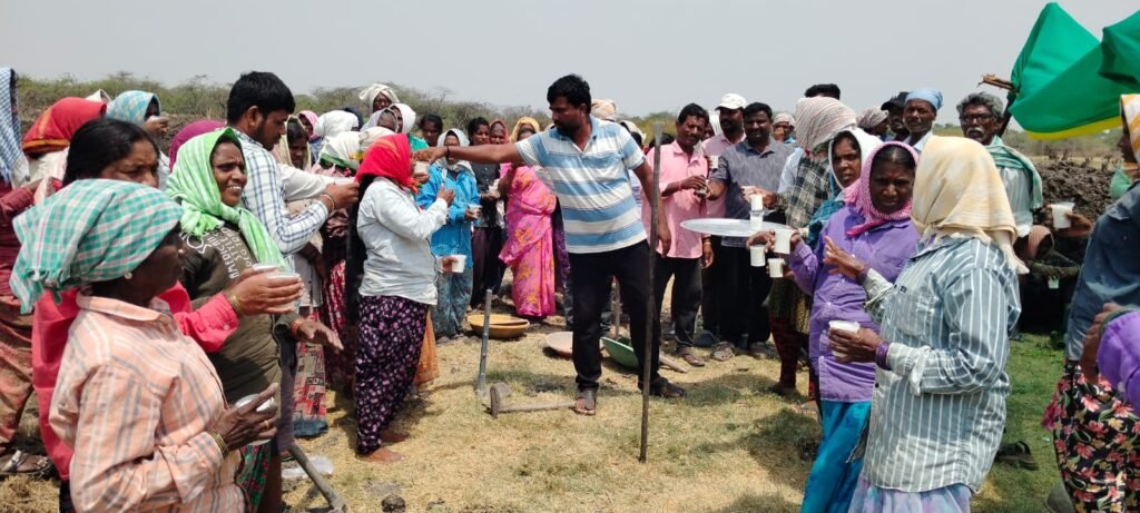 వరుకోలులో ఉపాధి కూలీలకు మజ్జిగ పంపిణీ