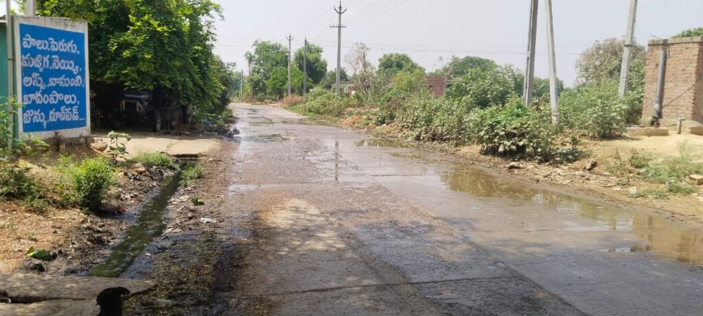 సింగరాయపల్లి గ్రామంలో వాటర్ ప్లాంట్ వృధా నీరుతో రోడ్డంతా జలమయం పట్టించుకోని అధికారులు