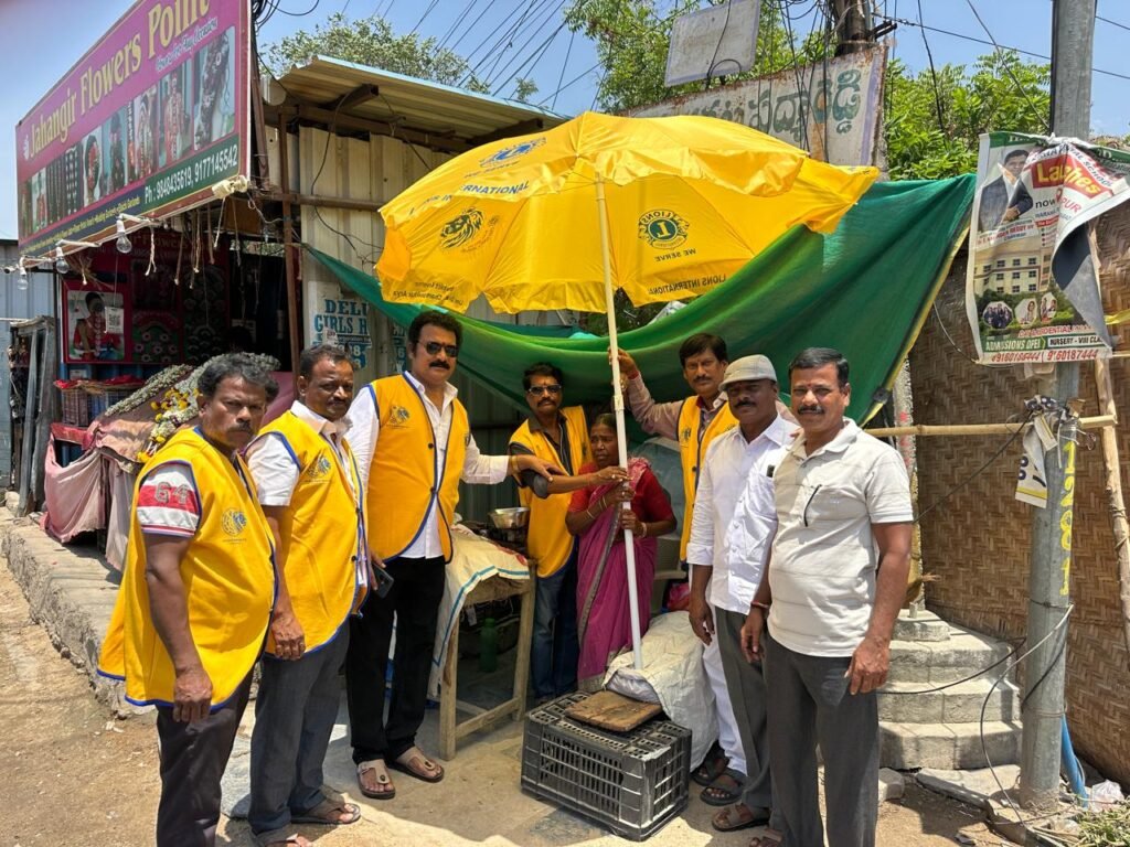 వృద్ధురాలికి అండగా లయన్స్ క్లబ్ సభ్యులు.  బాలమణికి గొడుగు అందజేసి మానవత్వం చాటిన సభ్యులు