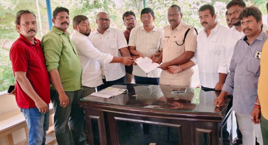 జర్నలిస్టుపై బెదిరింపులు: సింగల్ విండో ప్రెసిడెంట్ పై కేసు నమోదు