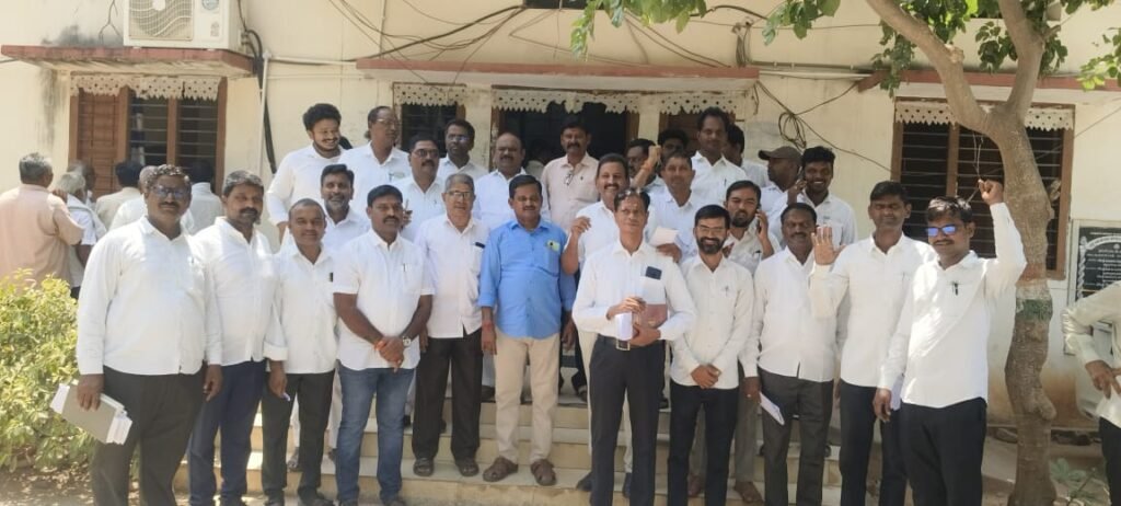 న్యాయవాది మొయినుద్దీన్ మృతి పట్ల కోదాడ బార్ అసోసియేషన్ సంతాపం<br> కోదాడలో న్యాయవాదుల విధుల బహిష్కరణ