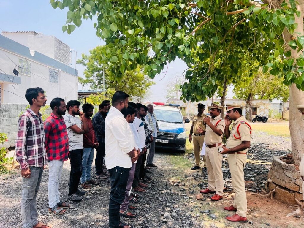 “రౌడీ షీటర్లకు పోలీసుల స్ట్రాంగ్ వార్నింగ్ “తిరిగి నేరాలకు పాల్పడితే పీడీ యాక్ట్ కింద చర్యలు : సీఐ విద్యాసాగర