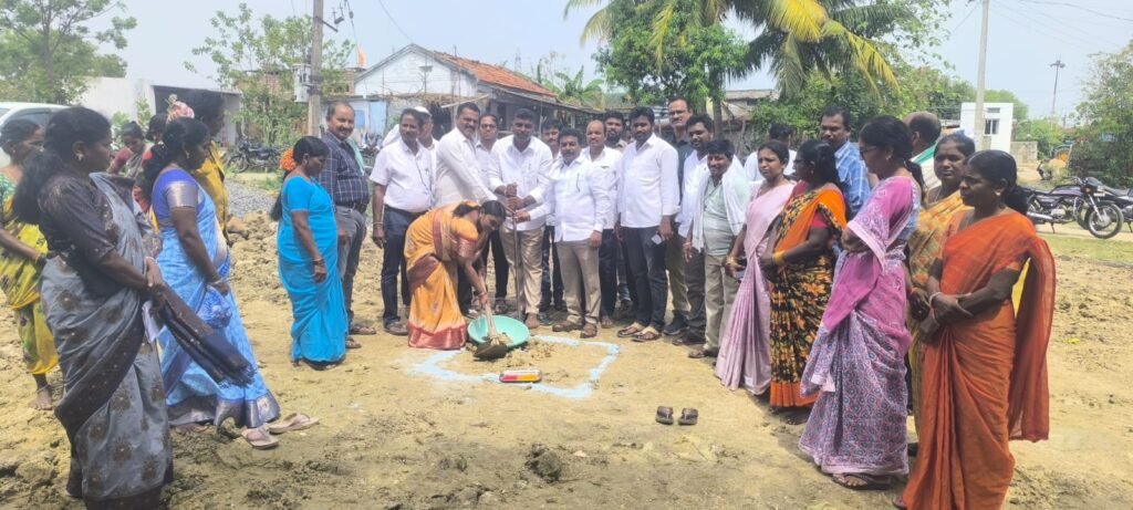 మహిళా భవనం నిర్మాణానికి భూమి పూజ