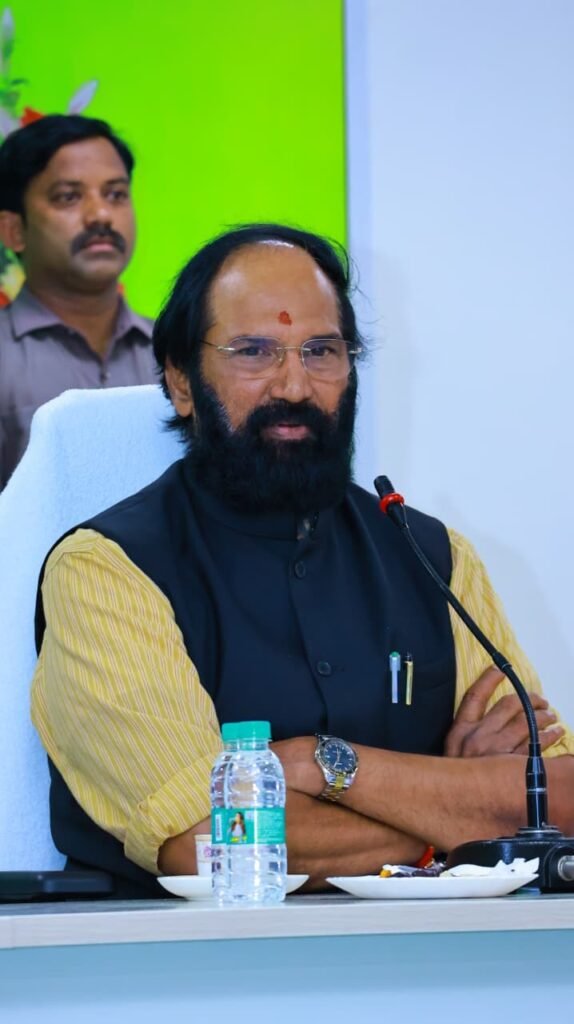 గాలి దుమారంతో ఇల్లు కోల్పోయిన వృద్ధురాలికి అండగా మంత్రి ఉత్తమ్.