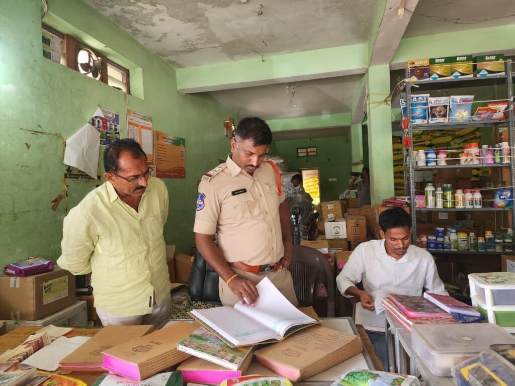 ఎరువులు, విత్తనాల దుకాణాల్లో ఆకస్మిక తనిఖీలు 