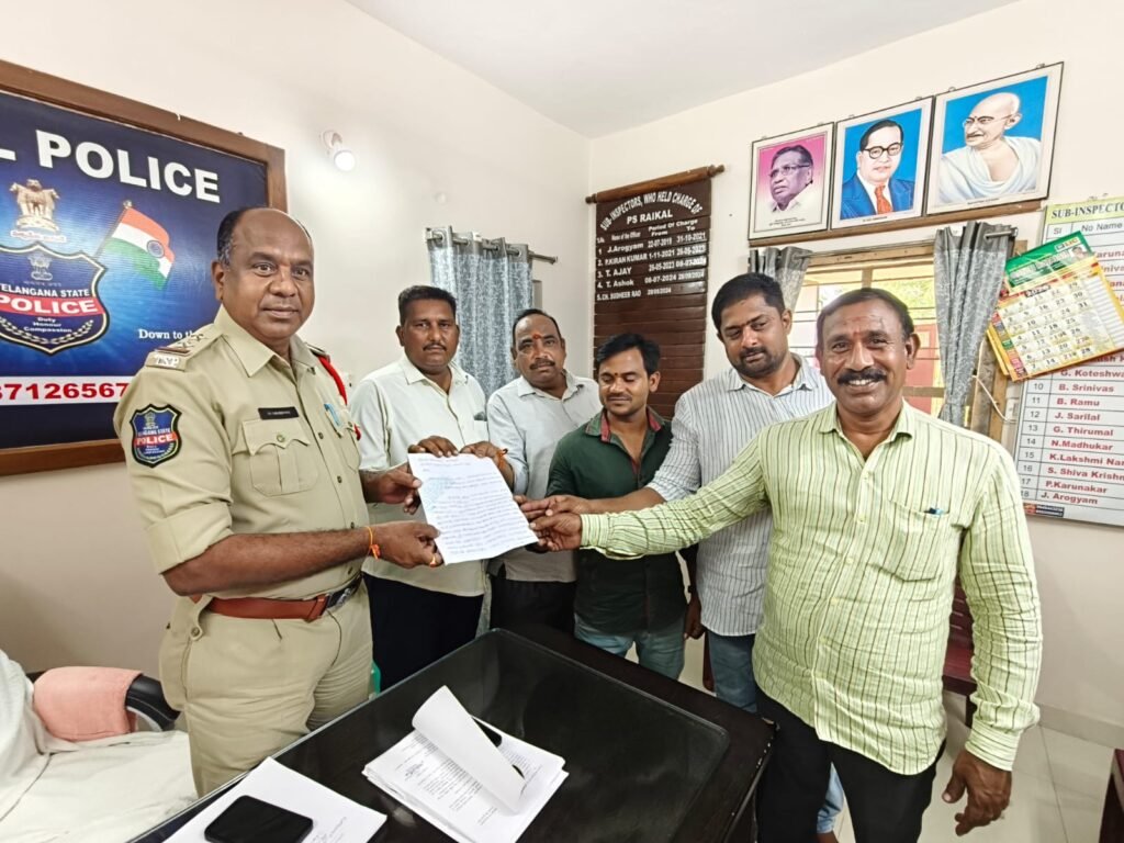 కనక దుర్గమ్మ ఆలయ సిమెంట్ రోడ్డు పనులకు రెవెన్యూ, పోలీసు ప్రొటెక్షన్ కల్పించాలని వినతి