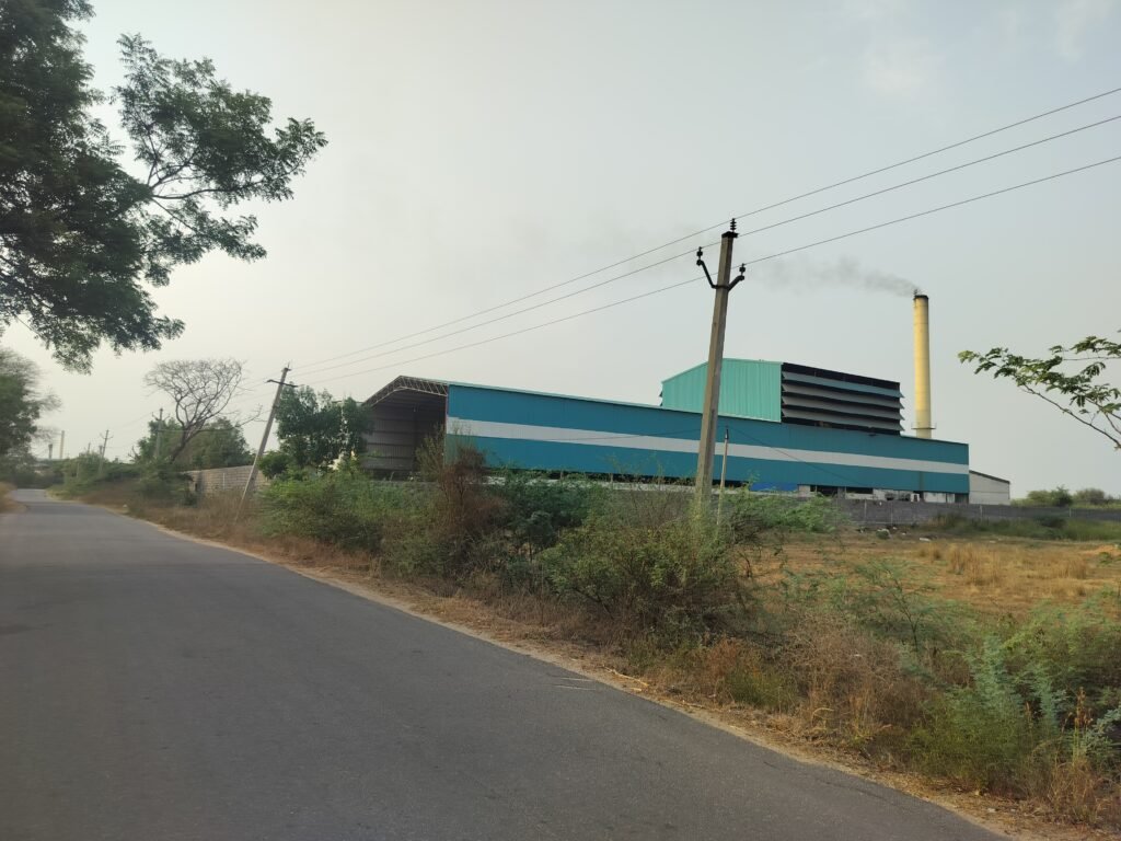 రైస్ మిల్ దుమ్ము.. ఆయిల్ మిల్ వాసనతో వాహనదారులకు నరకయాతన  బెజ్జంకి క్రాసింగ్ –గుగ్గిళ్ల రహదారి