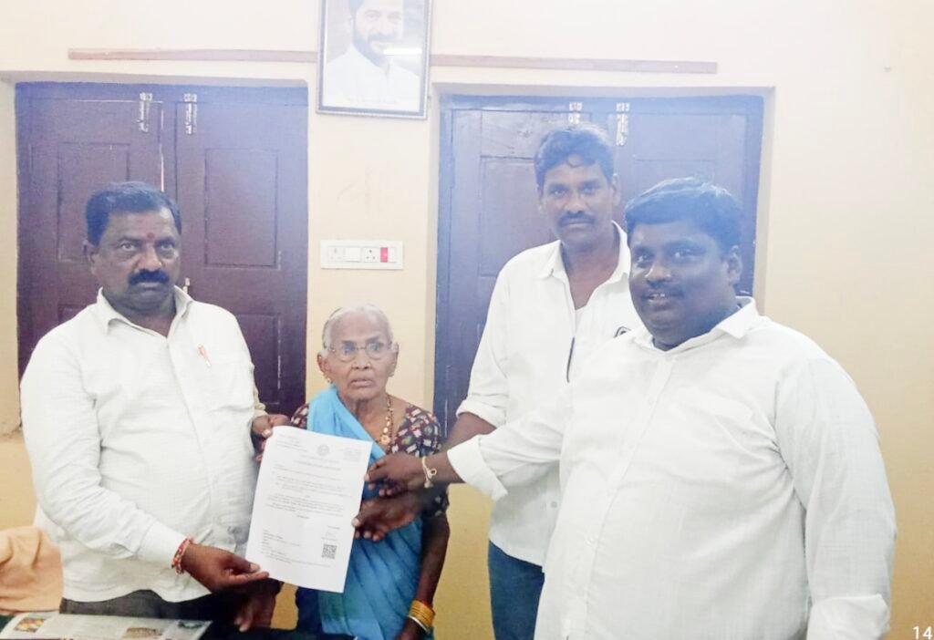 ఆపన్న హస్తం అందించిన మంత్రి పొన్నం ప్రభాకర్