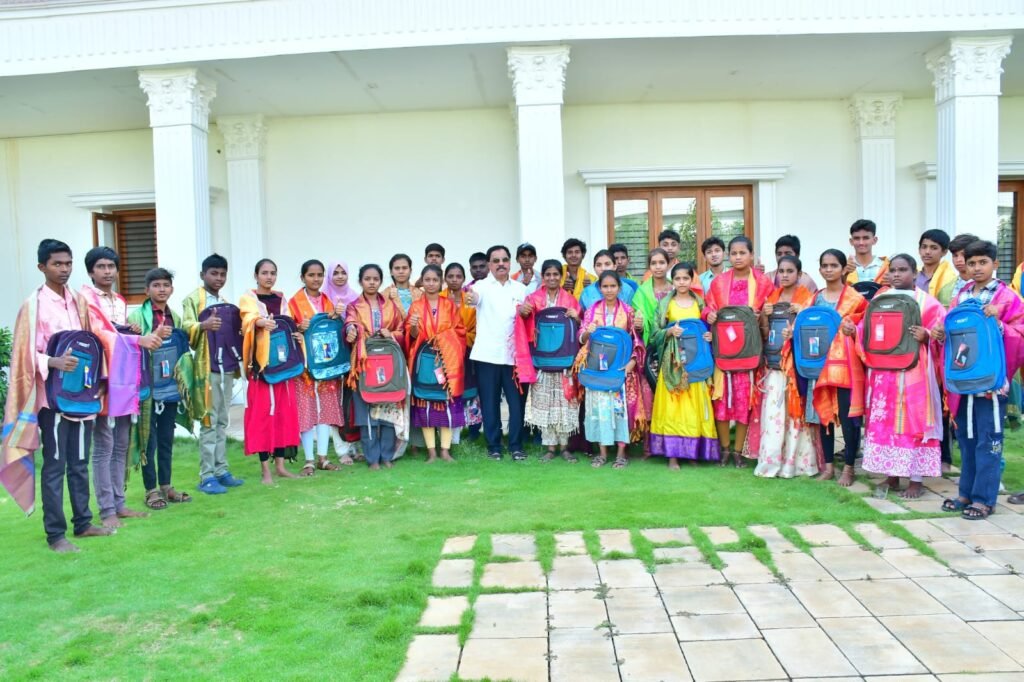 ప్రభుత్వ బడిలోని  విద్యార్థులను ఘనంగా సన్మానించిన ఎమ్మెల్యే అమిలినేని,,ఉత్తమ మార్కులు సాధించిన ప్రతి విద్యార్ధికి శుభాకాంక్షలు..