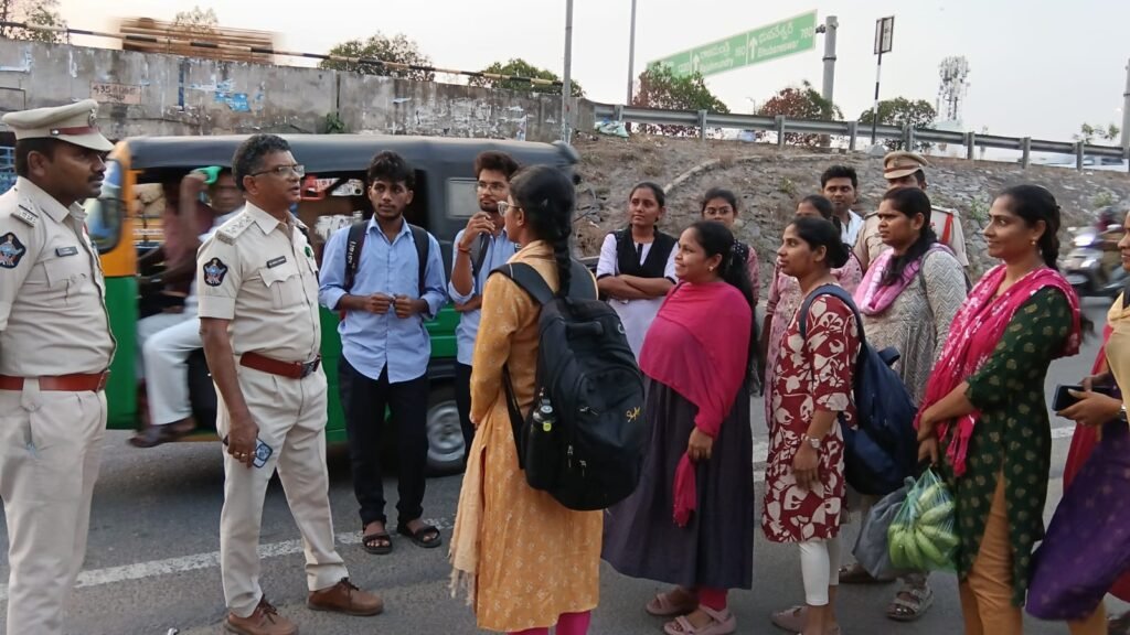 గుంటూరు జిల్లా ఎస్పీ శ్రీ వకుల్ జిందల్ ఐపీఎస్ ఆదేశాల మేరకు జిల్లా వ్యాప్తంగా ఈవ్ టీజింగ్, బైక్ రేసింగ్‌లపై ప్రత్యేక డ్రైవ్ నిర్వహించిన జిల్లా పోలీసులు
