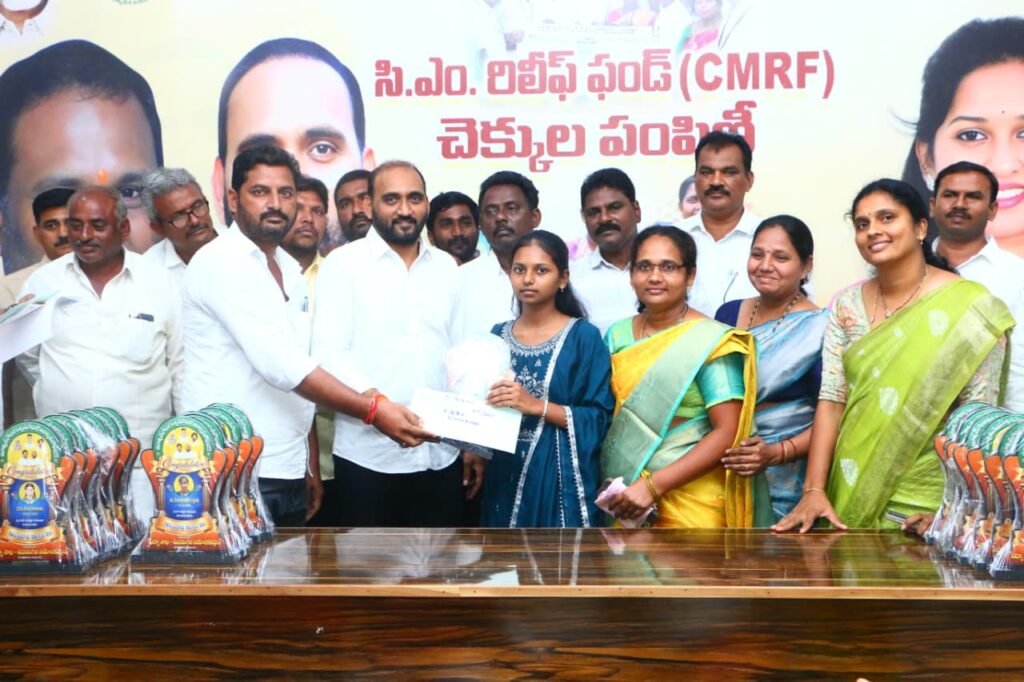 పదవ తరగతి టాపర్లకు జ్ఞాపికలు, నగదు బహుమతుల ప్రదానం చేసిన  ఎమ్మెల్యే  కాకర్ల.