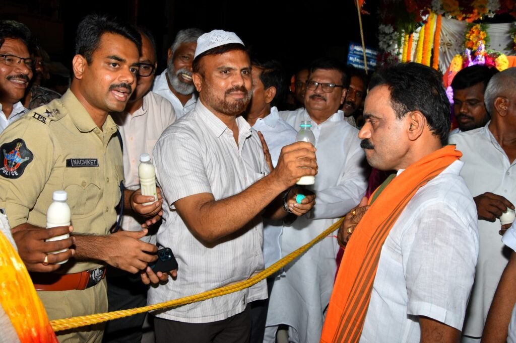 హనుమాన్ శోభా యాత్రలో హిందూ ముస్లిం భాయ్ భాయ్..హిందూ సోదరులకు మజ్జిగ,మంచినీరు, కూల్ డ్రింక్స్ ఆప్యాయంగా పంపిణీ చేసిన ముస్లిం సోదరులు