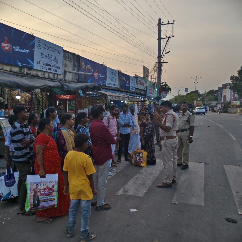 బెట్టింగ్ యాప్ ల పట్ల ప్రజలు అప్రమత్తంగా ఉండాలి  బెట్టింగ్, గేమింగ్ కి అలవాటు పడి యువత ప్రాణాల మీదకు తెచ్చుకోవద్దు..ఎస్.ఐ మహమ్మద్ రఫీ