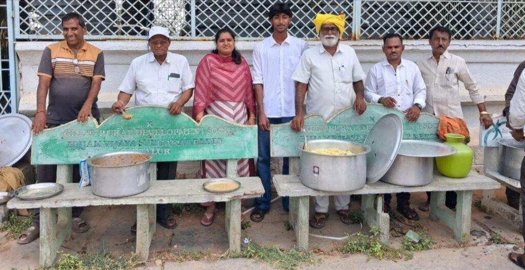 కాశి నాయన దగ్గర ప్లాస్టిక్ రహిత ఆయుర్వేద అన్న వితరణ  ఆర్ట్ ఆఫ్ లివింగ్ యోగా టీచర్ బి యస్ నారాయణరెడ్డి..