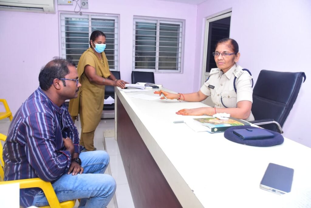 పోలీస్ కమిషనర్ వారి కార్యాలయంలో “ప్రజా సమస్యల పరిష్కార వేదిక” కార్యక్రమంలో “72” ఫిర్యాదులు.