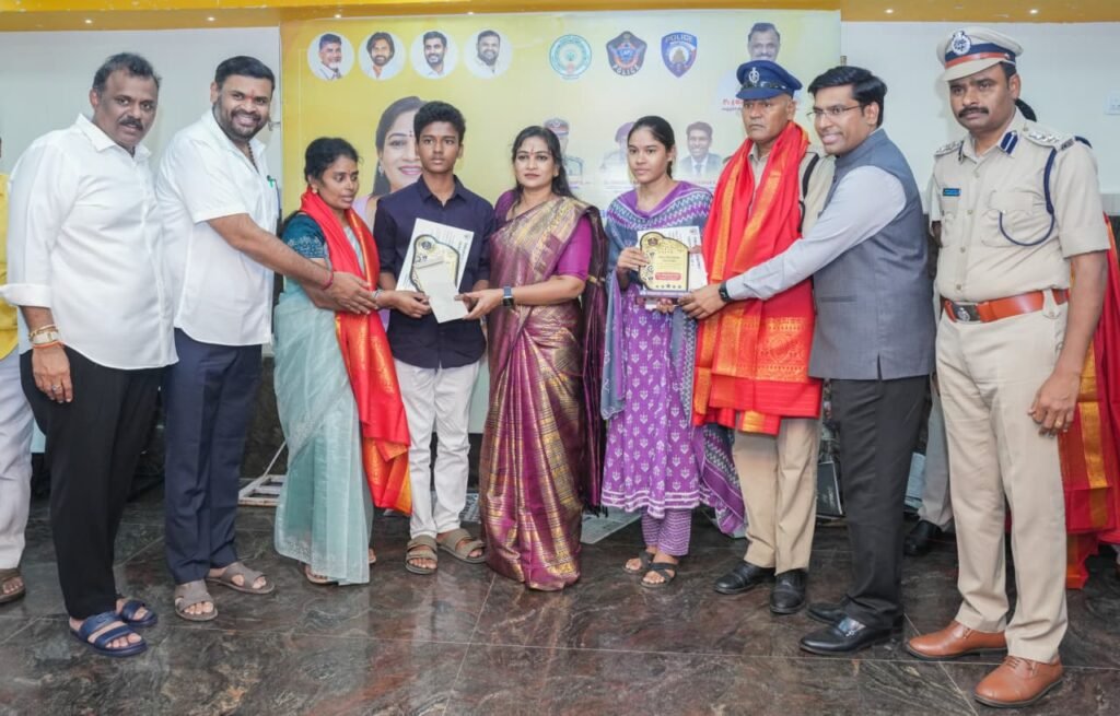 పోలీస్ సిబ్బంది పిల్లల విద్యా ప్రతిభకు ఘన సన్మానం..విద్యార్థుల విజయాలను అభినందించిన రాష్ట్ర మంత్రులు, జిల్లా అధికారులు.