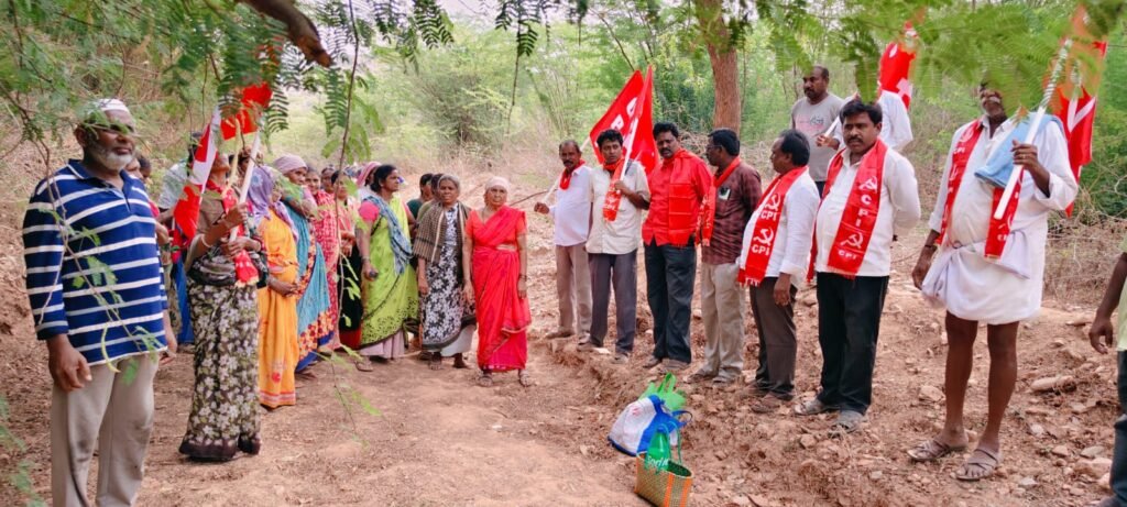 ఉపాధి కూలీల భద్రత ఎక్కడ..సిపిఐ మండిపాటు  ఉపాధి పనుల్లో కనిపించని అధికారుల పర్యవేక్షణ,ఉపాధి హామీ పనులు క్షేత్రస్థాయిలో పరిశీలించిన,,సిపిఐ బృందం