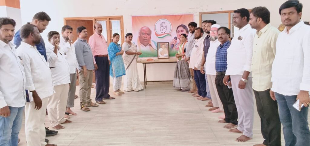 రాజీవ్ గాంధీ వర్ధంతి సందర్భంగా ఘన నివాళులు,డీసీసీ కార్యాలయంలో రాజీవ్ గాంధీ విగ్రహానికి పూలమాల వేసి నివాళులర్పించిన డీసీసీ అధ్యక్షురాలు విజయ జ్యోతి
