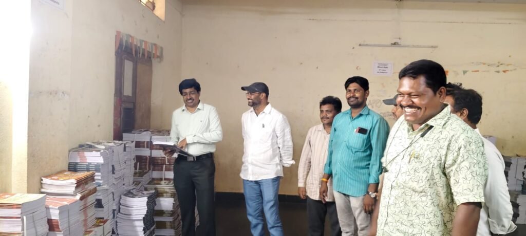ప్రభుత్వ పాఠశాలలో విద్యను అభ్యసిస్తున్న విద్యార్థులకు ప్రభుత్వం ఉచితంగా అందించే సర్వేపల్లి రాధాకృష్ణన్ విద్యా మిత్ర కిట్