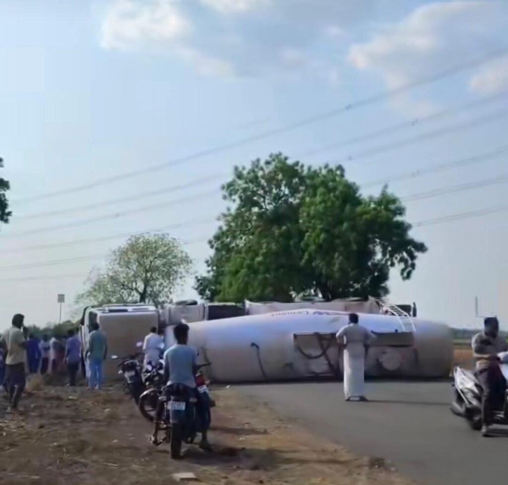 సిమెంటు బల్కర్ లారీ బోల్తా