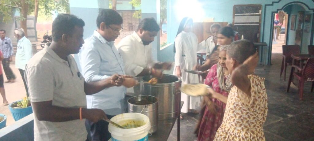 అనాధాశ్రమంలో వృద్ధులకు అన్నదానం