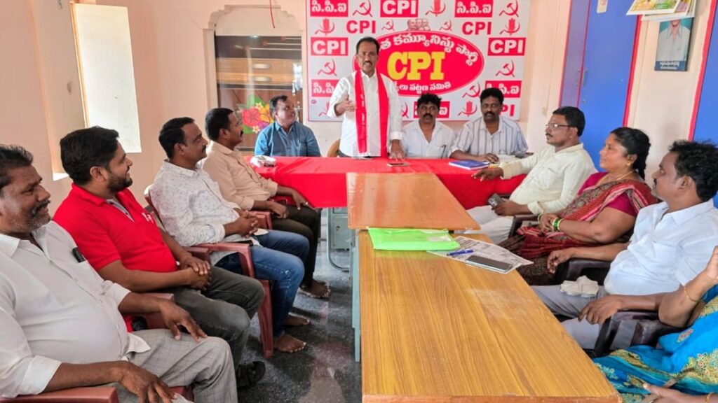 బద్వేల్ నియోజకవర్గ అభివృద్ధికి తొలి విడతలు 500 కోట్ల రూపాయల నిధులు రాష్ట్ర ప్రభుత్వం కేటాయించే విధంగా తీర్మానం చేసి ముఖ్యమంత్రి పోవాలని సిపిఐజిల్లా కార్యదర్శి గాలి చంద్ర డిమాండ్ చేశారు