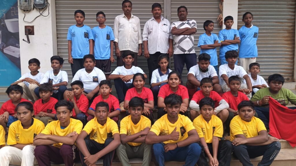 క్రీడా దుస్తులను పంపిణీ చేసిన శ్రీ కన్స్ట్రక్షన్స్ అధినేత శ్రీనివాసులు, జి తులసి రెడ్డి