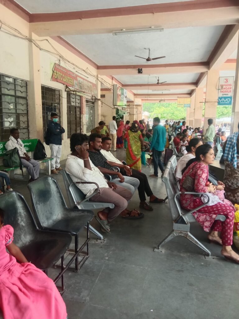 ఆలేరు బస్టాండ్‌లో ఫ్యాన్లు బంద్.. ఎండలతో ప్రయాణికుల