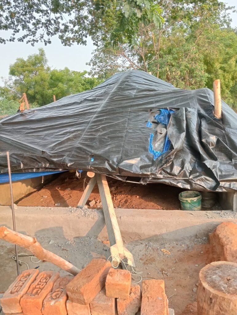 శ్రీధర్ బాబు సన్నియితుని గుడిసె కూల్చి వేత.
