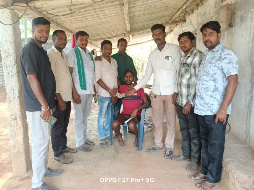 ఆపదలో ఉన్న తోటి కార్మికుడికి అండగా నిలిచిన సహచరులు