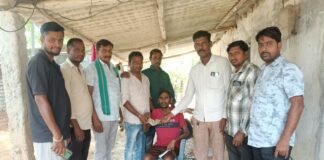 ఆపదలో ఉన్న తోటి కార్మికుడికి అండగా నిలిచిన సహచరులు