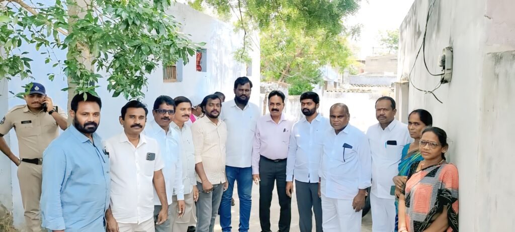 ఈటెల పై దుష్ప్రచారం దుర్మార్గం<br>దుష్ప్రచారాన్ని, అభ్యంతకర పోస్టర్ల వ్యవహారాన్ని తీవ్రంగా ఖండిస్తున్నాం