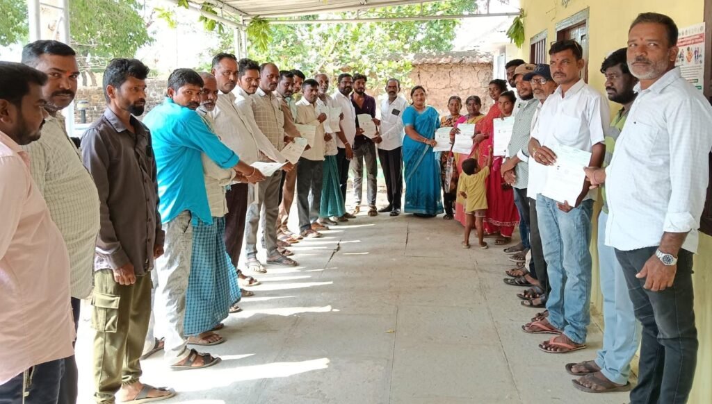 పేదల పాలిట వరంగా సీఎం సహాయనిధి 12 మందికి చెక్కుల పంపిణీ