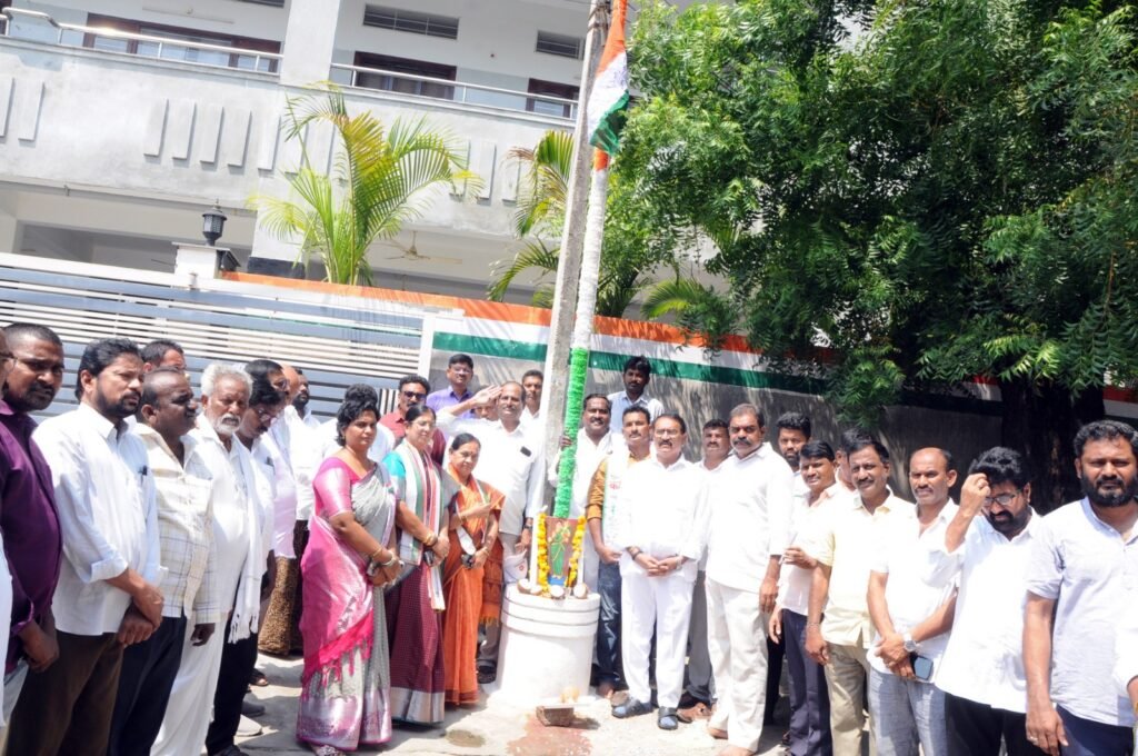 కాంగ్రెస్‌ పార్టీ కార్యాలయంలో ఆవిర్భావ వేడుకలు..<br>జాతీయ జెండాను ఆవిష్కరించిన పీసీసీ డెలిగేట్ చింతకుంట్ల లక్ష్మీనారాయణ రెడ్డి