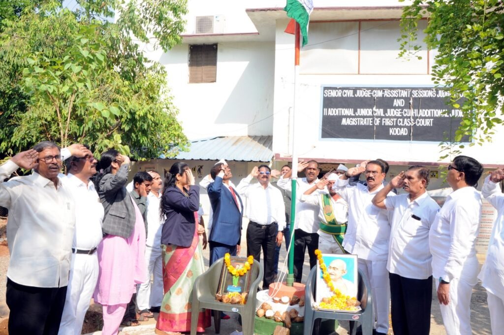 కోదాడ కోర్టులో ఘనంగా తెలంగాణ రాష్ట్ర ఆవిర్భావ దినోత్సవం<br>జాతీయ జెండాను ఆవిష్కరించిన సబ్ జడ్జి కే సురేష్