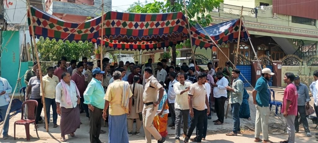 11 కోట్ల అప్పుల వివాదం జితేందర్ రెడ్డి ఇంటి ముందు బాధితులు టెంట్ వేసి ఆందోళన