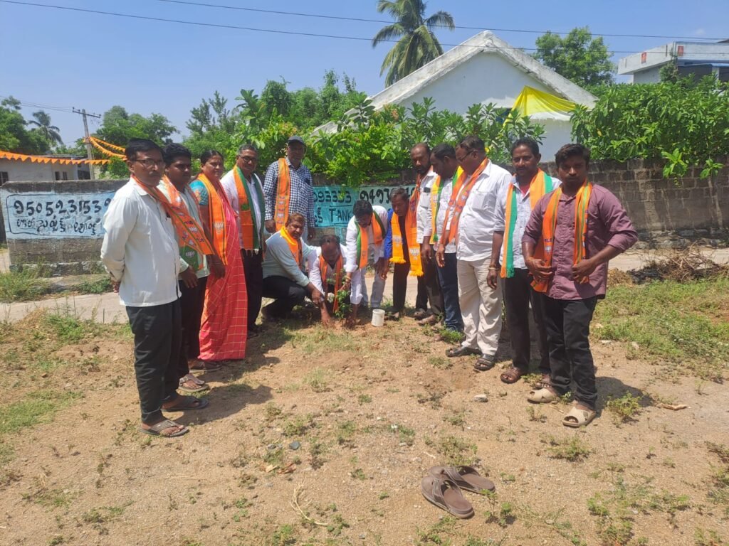 మొక్కలు నాటిన బిజెపి నాయకులు