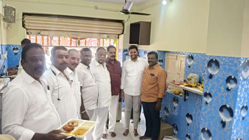 ఎదులాబాద్ రోడ్ లో ఘనంగా ఎస్‌వీకే టిఫిన్స్ అండ్ స్నాక్స్ ప్రారంభోత్సవం 