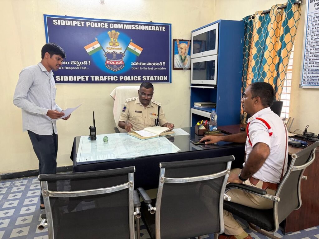 సిద్దిపేట ట్రాఫిక్ పోలీస్ స్టేషన్‌ను ఆకస్మికంగా తనిఖీ చేసిన ట్రాఫిక్ ఏసీపీ యం.సుమన్ కుమార్..స్టేషన్ రికార్డులు, ఈ-చలాన్  ప్రమాదాల రిజిస్టర్ల సమగ్ర పరిశీలన..